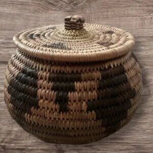 Vintage Native‎ American HANDWOVEN COIL Southwest Lidded Basket Jar OOAC